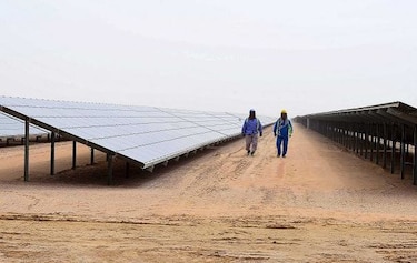Dubái termina construcción de planta solar de 200 megavatios