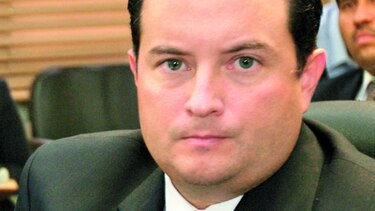 Fiscal retira la orden de detención a  exsubgerente de la Caja de Ahorros; ahora no podrá salir del país