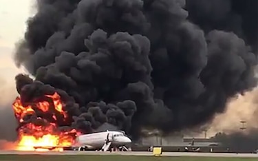Aterrizaje de emergencia de avión deja 41 muertos en Rusia