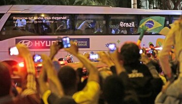 Brasileños y chilenos tiñen de color y fiesta el Mineirao de Belo Horizonte