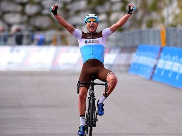 Nans Peters gana etapa y ecuatoriano Richard Carapaz continúa de líder