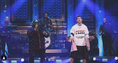 Bad Bunny y Sech se presentan en el show de Jimmy Fallon