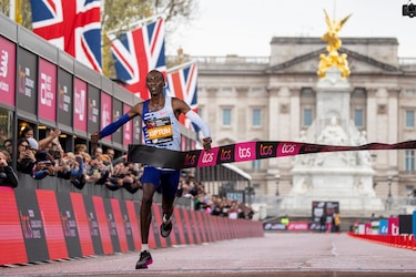 El padre del atleta keniano Kelvin Kiptum pide una investigación sobre su muerte