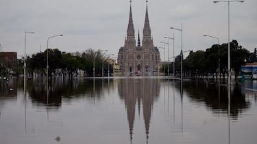 Tres muertos y 20 mil evacuados por inundaciones; Gobierno duplica ayuda