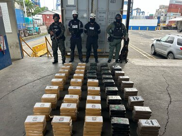 Decomisan 70 paquetes de presunta droga en contenedores con destino a Europa