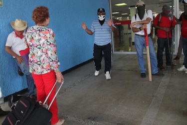 Manifestantes bloquearon el aeropuerto de Acapulco por desaparecidos