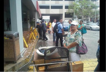 A manguerazos, desalojan a 35 billeteros del centro comercial El Dorado