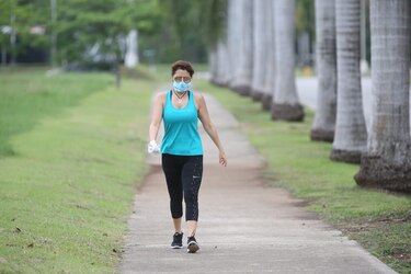 Mujeres salen a hacer ejercicios al aire libre; Minsa reitera las medidas preventivas