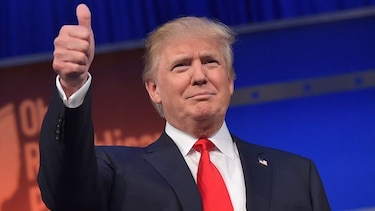 Trump afronta críticas de rivales y un antiguo asesor