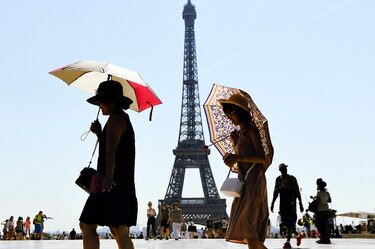 La Torre Eiffel reabre después de récord de nueve meses cerrada