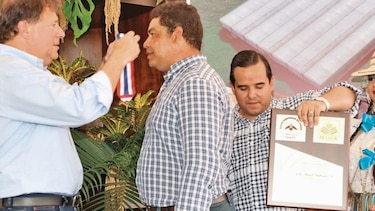 Pariteño recibe el premio al mejor productor del año