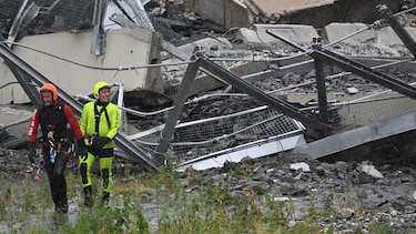 Al menos 22 muertos por derrumbe de un puente de autopista en Italia