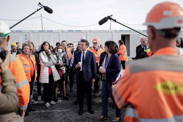 Campaña presidencial se reanuda en Francia con Le Pen y Macron sobre el terreno