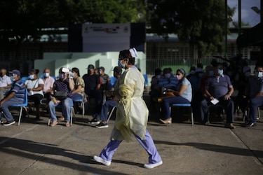 Contraloría: 1,986 enfermeras y técnicos fueron contratados este año por $2.2 millones