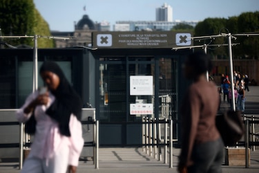 Abren una investigación después de que el personal femenino de la Torre Eiffel fuera sustituido por hombres durante una visita religiosa