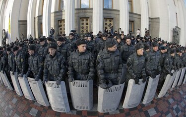 Unos 50 miembros de la Guardia Nacional, heridos en choques ante el Parlamento ucraniano