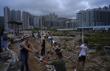Limpieza en Hong Kong tras paso del tifón