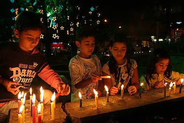Juegos pirotécnicos, velas y faroles iluminan 'Noche de velitas' en Colombia