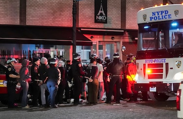Policía desaloja el edificio ocupado en la Universidad de Columbia y detiene a estudiantes