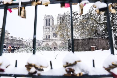 Media Europa colapsada por la nieve: cientos de vuelos cancelados y atascos kilométricos