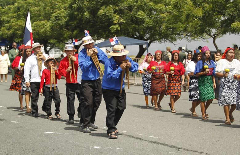 Desfiles del 5 de noviembre en Colón se desarrollan según lo programado