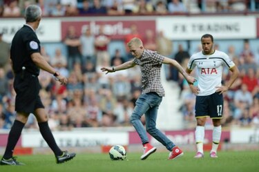 Premier League: Fanático entra a la cancha y patea tiro libre