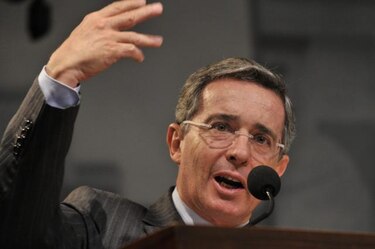 Uribe se retira del Senado tras arremeter contra Santos y medios de prensa