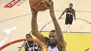 Rockets, al borde del abismo; Bucks a la final del Este