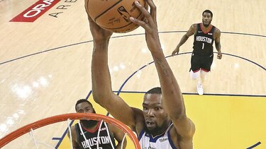 Rockets, al borde del abismo; Bucks a la final del Este
