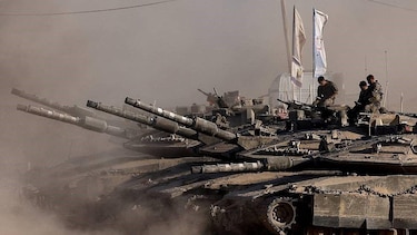 El ejército israelí dice seguir rodeando la ciudad de Gaza; advierte que volver es ‘peligroso’