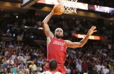 LeBron brilla en reñido triunfo