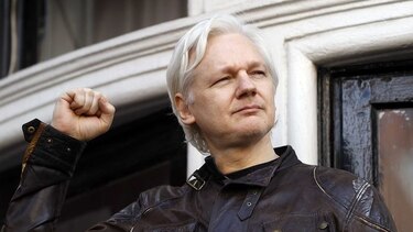Justicia británica mantiene orden de detención de Assange