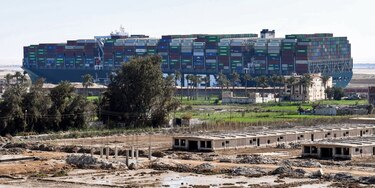 El portacontenedores Ever Given ya fue desencallado y el tráfico se reanuda en el Canal de Suez