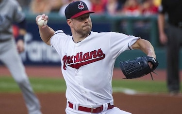 Kluber llega a 18 victorias, Indios vencen a Reales