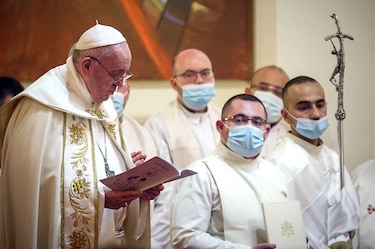 La misa del papa en Bagdad, entre ululeos y mascarillas