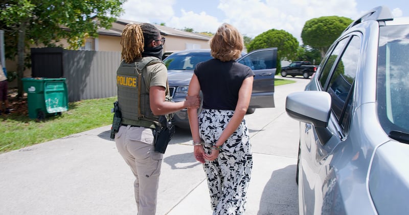 ICE arresta a cubana hermana de ejecutivo de empresa militar Gaesa y le revoca residencia