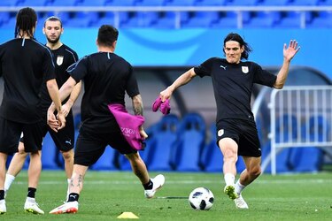 Uruguay busca los octavos de final con la dupla Cavani-Suárez