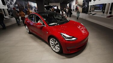 Tesla dice que su auto eléctrico de $35 mil está listo para rodar