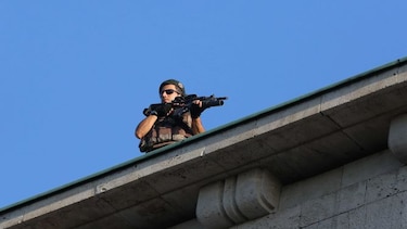 Turquía amplía poderes policiales y anuncia cierre de escuelas privadas