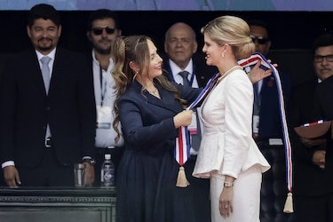 Nueva presidenta de Costa Rica promete mano dura contra el crimen y megacárcel estilo Nayib Bukele