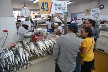 Alta demanda por Semana Santa impulsa ventas y precios en el Mercado de Mariscos