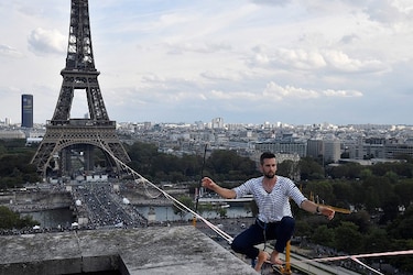 Equilibrista cruza el río Sena en París desde la Torre Eiffel hasta el Teatro de Chaillot