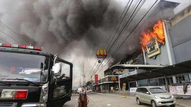 Hallan restos de víctimas tras incendio en Filipinas