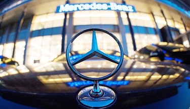 Mercedes convertirá carros en buscadores de estacionamiento