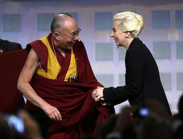 El encuentro del dalái lama y Lady Gaga irrita a sus fanes chinos