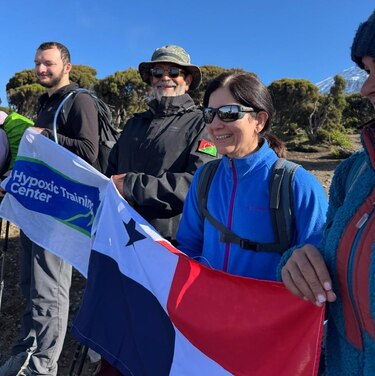 Cómo plantar la bandera panameña en la cima del Kilimanjaro a los 80 años