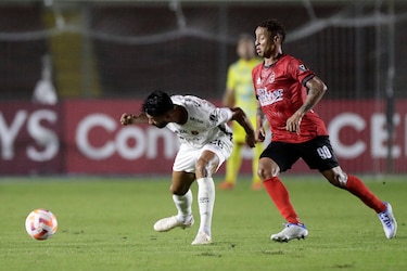 Sporting logra una victoria con los goles de Torres y Corpas