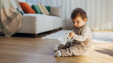 Cómo lograr que un bebé se entretenga solo sin necesidad de recurrir a las pantallas