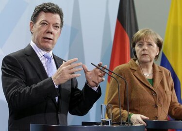 Merkel apoya a Santos y pide que no cese el esfuerzo por la paz en Colombia