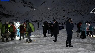 (Actualizada: 4)Los esfuerzos para rescatar a cientos de personas que quedaron atrapadas en las laderas del monte Everest